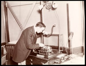 1895年、ニューヨークのウェザーステーションにいるダン軍曹（シルバーゼラチンプリント）